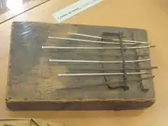 Mbira traditionnel et artisanal, à cinq lamelles.