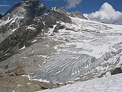 Le front glaciaire avec une montagne à l'arrière