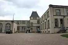 La façade de la fabrique.