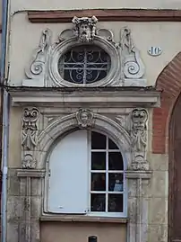 no&nbsp;10 : le décor sculpté de la fenêtre et de l'oculus.