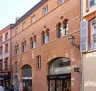 no&nbsp;15 : façade sur rue de la maison romano-gothique.