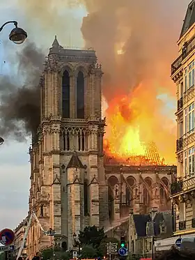 La cathédrale Notre-Dame de Paris en feu,le 15 avril 2019 à 19 h 51.