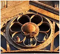 Ferronnerie industrielle, motif de fleur tenu par des rivets, Lille (France), XIXe&nbsp;siècle.