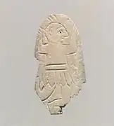 Élément en nacre gravé représentant un homme dansant.