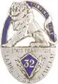 Dernier insigne régimentaire du 32e&nbsp;régiment d'infanterie (devise et numéro sur émail bleu).