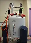 6e jour : la canne de chargement a été introduite dans le Dewar d'hélium liquide.