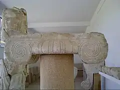 Chapiteau ionique de l’Archilocheion. VIe&nbsp;siècle&nbsp;av. J.-C.