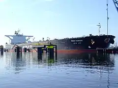 Le pétrolier Iran Harsin (333 × 58 m, 299&nbsp;229&nbsp;DWT) à quai dans le canal Caland en 2007.