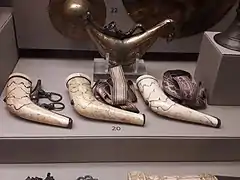 Amorces en ivoire de morse et boucles de fixation. Iran, XVIIe&nbsp;siècle.