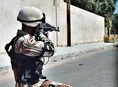 Un soldat irakien de la Garde nationale&nbsp;(en) de Bagdad en 2005. Ces unités constituent la 6e DAI après la dissolution de la Garde nationale.