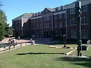 Le Collège des institutions vu de dehors.