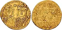 Pièce de monnaie dont les deux faces représentent un buste de femme et plusieurs bustes d'hommes en tenue impériale.