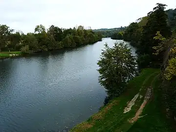 L'Isle sépare Saint-Louis-en-l'Isle (à gauche) de Sourzac.