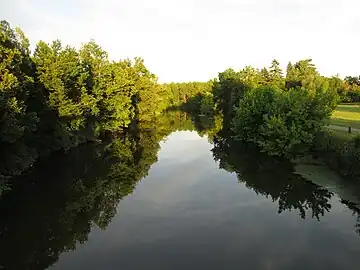 L'Isle vue depuis la passerelle no&nbsp;3 en limite de Saint-Martial-d'Artenset et Saint-Laurent-des-Hommes.