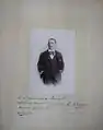 Jean Delvoye, buste en tenue de ville, photo par Ouvière de Marseille, dédicace sue le recto : « à l'illustre maître Ismaël affectueux souvenir son élève (signature) Jean Delvoye Marseille 1890-91-92-93 »