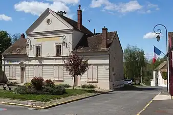 La maison des associations et le bureau de la police municipale.