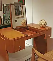 Coiffeuse et le fauteuil dits Rendez-vous des pêcheurs de truites (1932), Boulogne-Billancourt, musée des Années Trente.