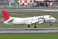 A Japan Air Commuter Saab 340 departs Osaka International Airport, Japon (2010).