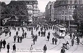 À Saint-Denis, devant l'actuel théâtre Philippe. On voit ici la sortie des ouvriers de l'usine Delaunay-Belleville.