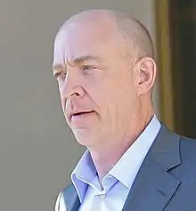 J. K. Simmons donne sa voix à Cave Johnson, le PDG excentrique d'Aperture Science.