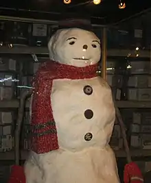 Un bonhomme de neige factice utilisé pendant le tournage du film. Il est fait de 3&nbsp;boules, porte un bob noir, une écharpe rouge, des bras en bâton avec des moufles et des boutons de manteau sur le torse.
