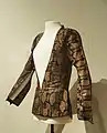 Veste. Satin ; soie, filé métallique riant. Iran, XIXe&nbsp;siècle.