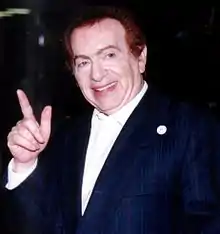 L'acteur américain Jackie Mason, un doigt en l'air.