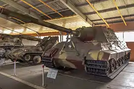 Vue de profil du Jagdtiger no&nbsp;305083.