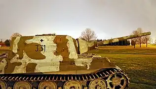 Vue de profil du Jagdtigerno&nbsp;305020. Le n° de véhicule (331) est clairement visible.