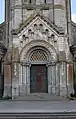 Église Saint-Martin : le portail de la façade principale.