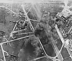 Avions et installations japonaises en flammes à l'aérodrome de Tan Son Nhut, près de Saïgon, après un bombardement des avions de l'USS&nbsp;Wasp le 12 janvier 1945.