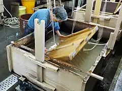 Faire passer un film de pâte sur la forme