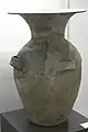 Jarre à large bouche, haut col, 4 anses et quadrillage oblique. Ve&nbsp;siècle. H. 59 cm. Musée de l'Université nationale de Séoul.
