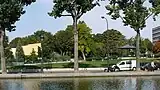 Le jardin vu depuis le canal Saint-Martin.