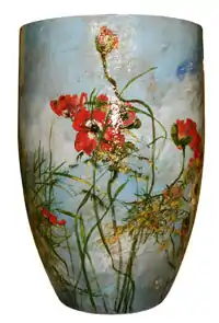 Jarre aux Pavots par Claire Basler, Barbotine colorée, Grande jarre en faïence (façonnée par tournage à la corde) ; hauteur 90 cm, diamètre 60 cm.