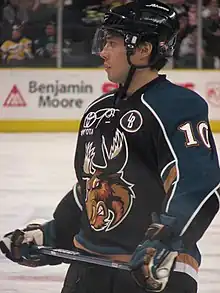 Photo de Jason Krog de profil dans la tenue du Moose du Manitoba.