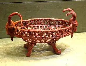 Panier à têtes de chèvre, en jaspe rouge, (XIXe&nbsp;siècle russe), Armurerie du Kremlin, Moscou.
