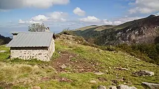 La « cabane du Vacher », sur les hauteurs de la carrière de talc de Montferrier, ancien abri parfois utilisé par les skieurs au milieu du XXe&nbsp;siècle.