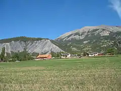 robines mises à nu par l’érosion. Ici le village de Faucon près de Jausiers.