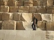 Jean-Pierre Houdin devant Khéops.