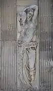 Nymphe, vue de face, qui porte une vase sur son épaule gauche (1549), Paris, Fontaine des Innocents