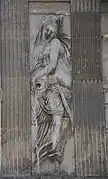 Nymphe, vue de face, qui tient, à la hauteur des hanches, une vase (1549), Paris, Fontaine des Innocents