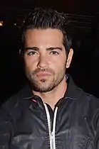 Jesse Metcalfe interprète John Rowland.