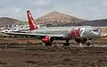 Un Boeing 757-200 de Jet2.com sur une voie de circulation.