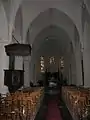 Chaire, lustre, chœur, maître-autel.