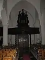 Porte d'entrée et buffet d'orgue.