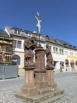 Place Masaryk : statues de saint Jean Népomucène et saint Laurent.