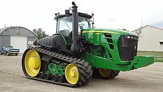 Type de chenille le plus souvent utilisé pour limiter la compaction du sol par les tracteurs de forte puissance.