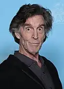 John Glover interprète Teddy.