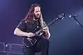 John Petrucci en 2012, jouant sur un modèle signature JP.